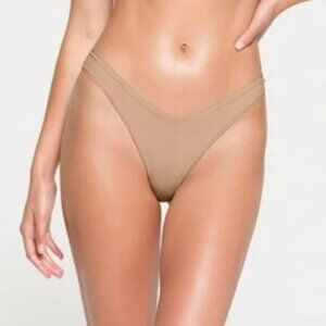 SKIMS Fits everybody NWT & cheeky panties Clay size S